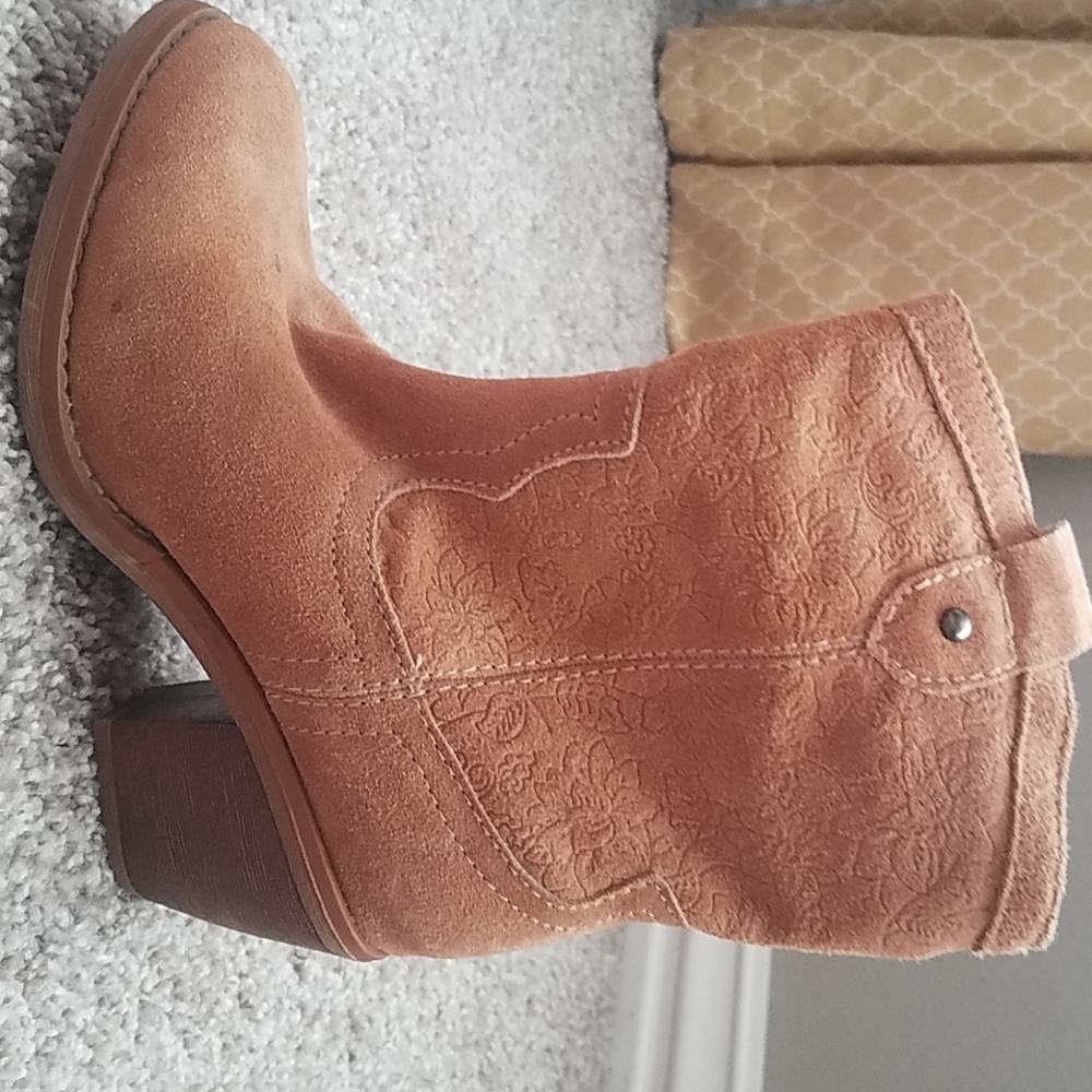 Kids sort boots
